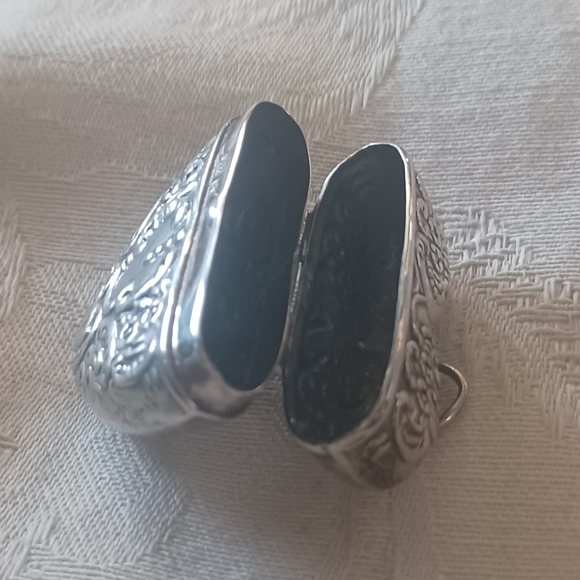 Vintage Heart Shaped Pill/Snuff Repousse Pendant, Sterling Silver - Picture 5 of 9